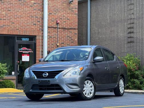 Gun Metallic 2017 Nissan Versa 1.6 SV