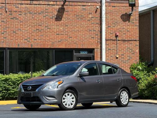 Gun Metallic 2017 Nissan Versa 1.6 SV