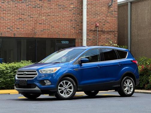 Lightning Blue Metallic 2017 Ford Escape SE