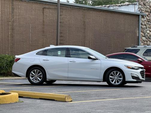 Summit White 2021 Chevrolet Malibu FWD LT