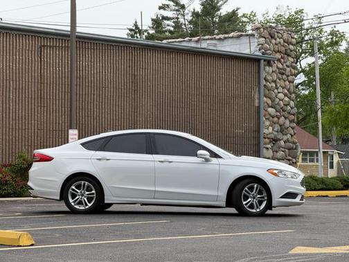 White 2018 Ford Fusion SE