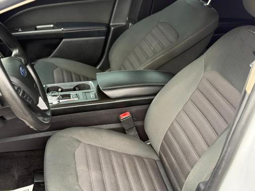 White 2018 Ford Fusion SE