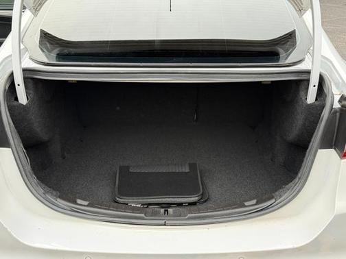 White 2018 Ford Fusion SE