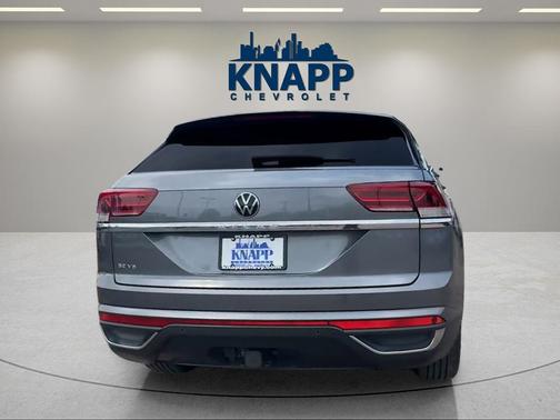 Platinum Gray Metallic 2022 Volkswagen Atlas Cross Sport 3.6L V6 SE w/Technology