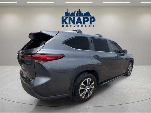 Magnetic Gray Metallic 2020 Toyota Highlander XLE