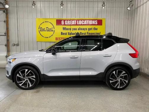 Glacier Silver Metallic 2021 Volvo XC40 T5 R-Design