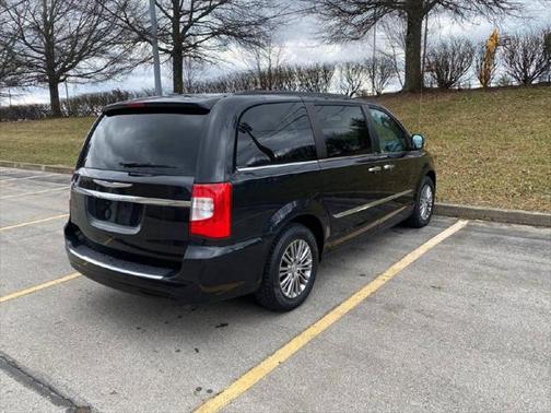 2014 Chrysler Town & Country Touring-L