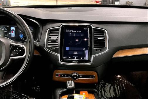 2022 Volvo XC90 T6 Momentum