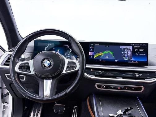Mineral White Metallic 2023 BMW X7 xDrive40i