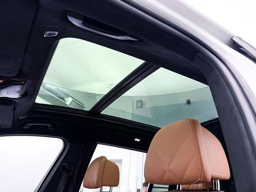 Mineral White Metallic 2023 BMW X7 xDrive40i