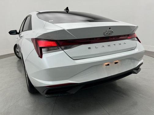 2021 Hyundai ELANTRA SE