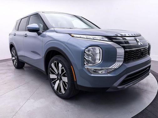 Moonstone Gray Metallic 2026 Mitsubishi Outlander SE 1.5T 2WD