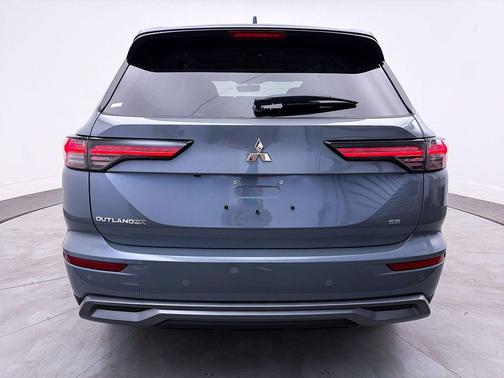Moonstone Gray Metallic 2026 Mitsubishi Outlander SE 1.5T 2WD