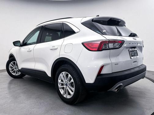 STAR WHITE METALLIC TRI-COAT 2022 Ford Escape SE