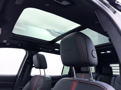 Mosaic Black Metallic 2024 Chevrolet Traverse RS