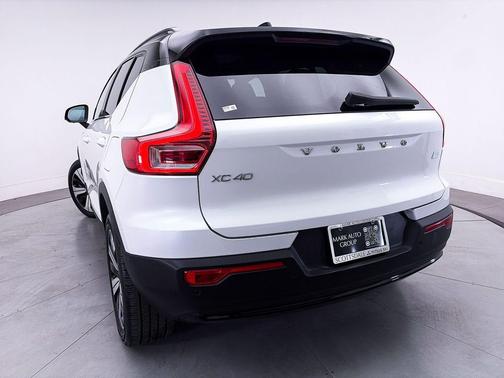 Crystal White Metallic 2023 Volvo XC40 Recharge Pure Electric Twin Plus