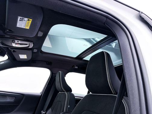 Crystal White Metallic 2023 Volvo XC40 Recharge Pure Electric Twin Plus