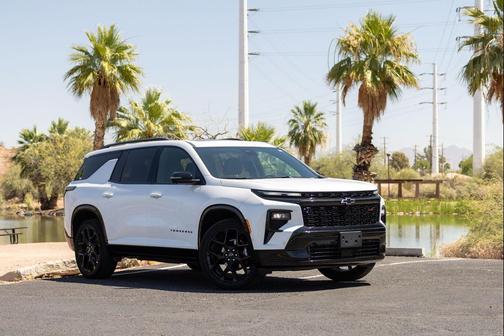 Iridescent Pearl Tricoat 2024 Chevrolet Traverse RS