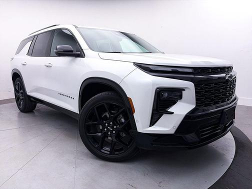 Iridescent Pearl Tricoat 2024 Chevrolet Traverse RS