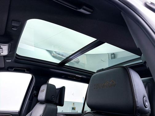 Iridescent Pearl Tricoat 2023 Chevrolet Suburban 4WD High Country