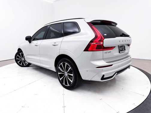 2024 Volvo XC60 B5 Plus Dark Theme
