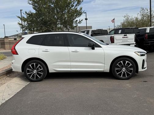 2024 Volvo XC60 B5 Plus Dark Theme