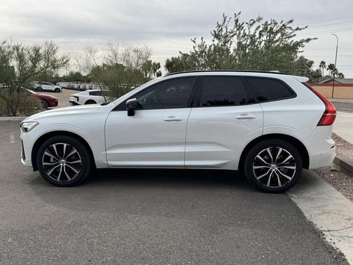 2024 Volvo XC60 B5 Plus Dark Theme