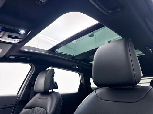 Glacial White Pearl 2024 Kia Sportage X-Line
