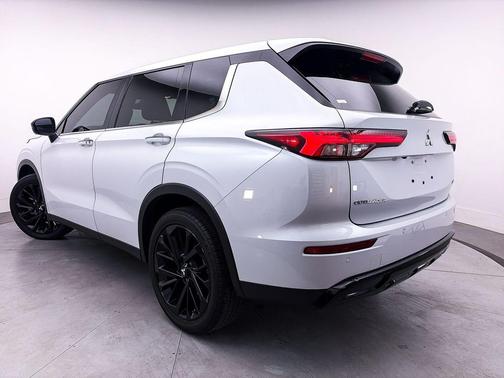 White Diamond 2024 Mitsubishi Outlander SE Black Edition w/Pano Roof S-AWC