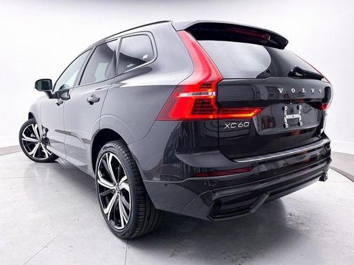 2023 Volvo XC60 B5 Ultimate Dark Theme