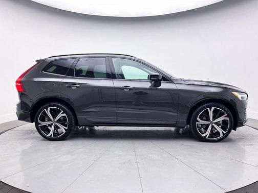 2023 Volvo XC60 B5 Ultimate Dark Theme