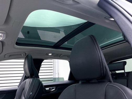 2023 Volvo XC60 B5 Ultimate Dark Theme