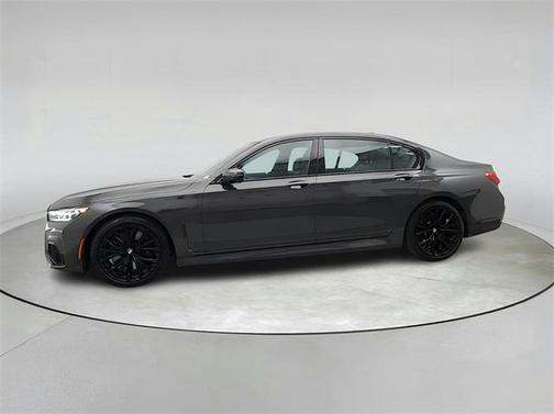 2022 BMW 740 i