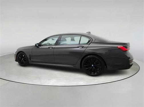 2022 BMW 740 i