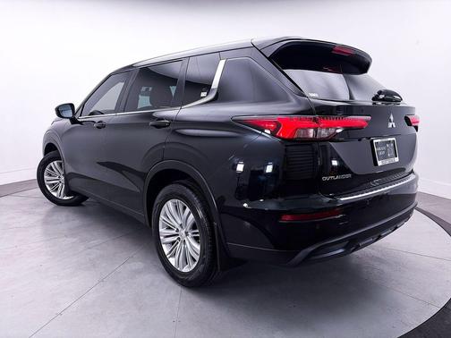 Labrador Black Pearl 2023 Mitsubishi Outlander ES