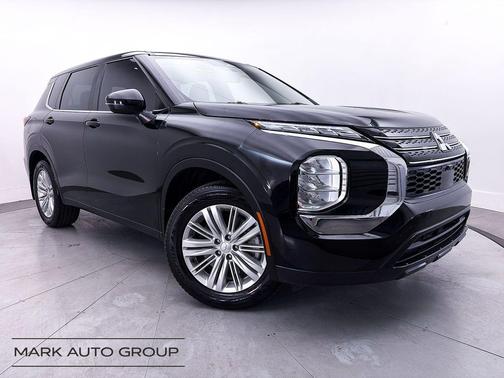 Labrador Black Pearl 2023 Mitsubishi Outlander ES