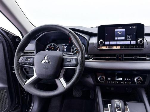 Labrador Black Pearl 2023 Mitsubishi Outlander ES