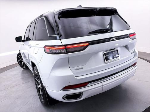 Bright White Clearcoat 2022 Jeep Grand Cherokee Summit