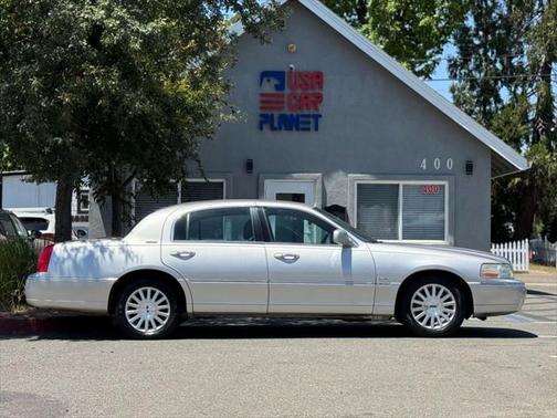 2004 Lincoln Town Car Signature