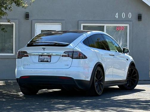 Pearl White Multi-Coat 2017 Tesla Model X 75D