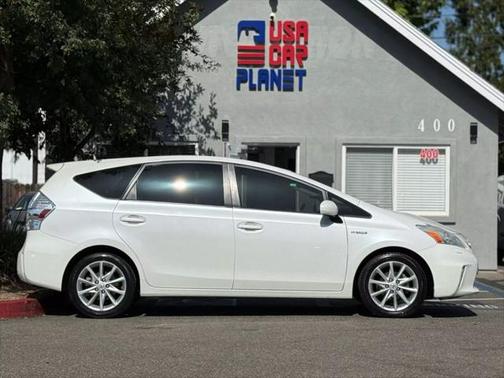 2014 Toyota Prius v Five