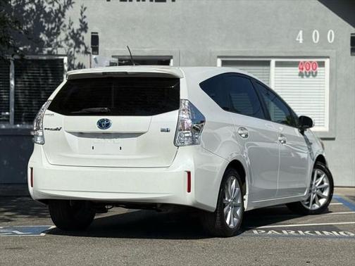 2014 Toyota Prius v Five