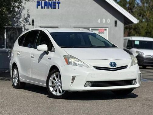 2014 Toyota Prius v Five