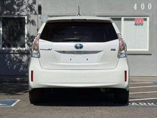 2014 Toyota Prius v Five
