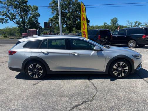 Quicksilver Metallic 2018 Buick Regal TourX Essence