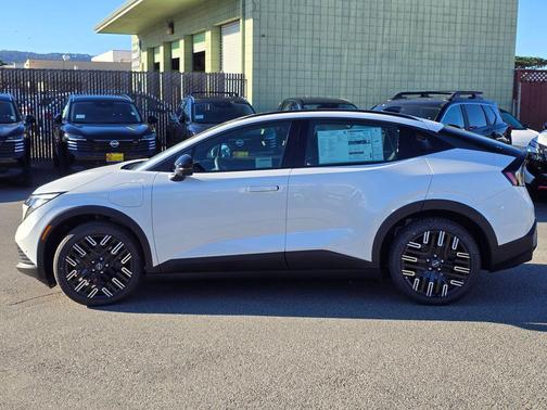 Everest White Pearl Tricoat/Black 2026 Nissan Leaf SV+