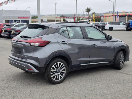 Gun Metallic 2024 Nissan Kicks SR