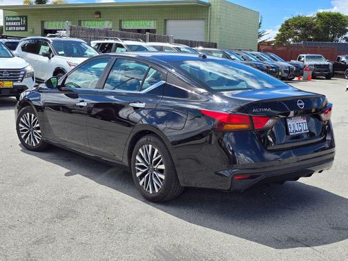 Super Black 2024 Nissan Altima 2.5 SV