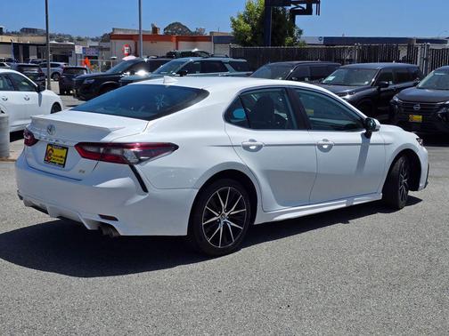 Ice Cap 2024 Toyota Camry SE