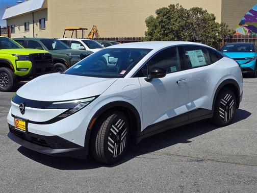 Everest White Pearl Tricoat 2026 Nissan Leaf SV+